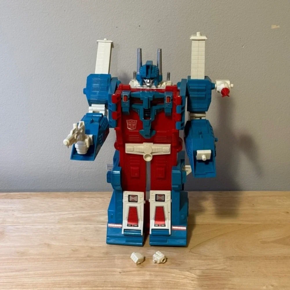 Vintage 1986 Transformers Generation 1 G1 Ultra‎ Magnus Action Figure